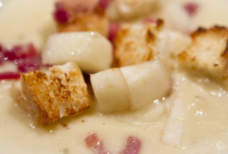 „Heiss geliebte Suppe“ – Sellerie-Suppe mit Ingwer, Apfel & Croûtons