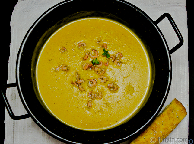 Möhren-Kokos-Suppe mit Nordseekrabben & Focaccia