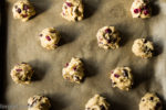 Teigportionen auf dem Backblech für American Cookies