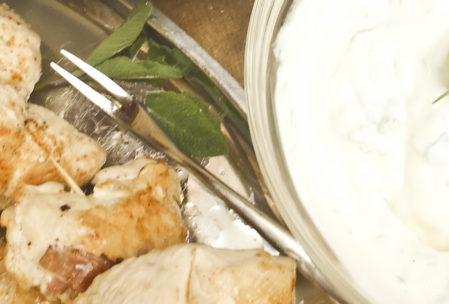 Saltimbocca vom Hähnchenfilet mit Salat und Kräutercrème