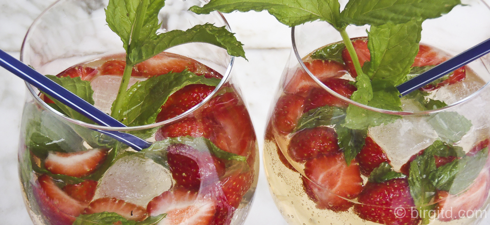 Happy Hour mit Erdbeer-Hugo und würzigen Pesto-Blätterteigstäbchen ♥