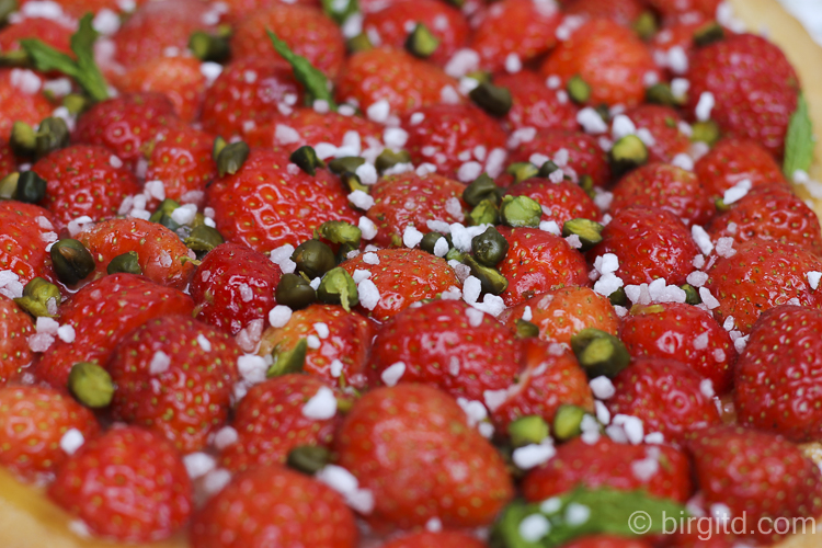 Erdbeertorte mit Herz - Erdbeeren, Pistazien und Hagelzucker