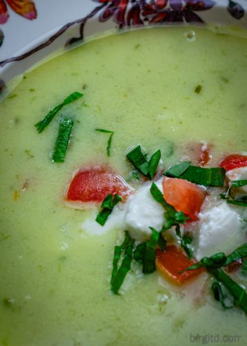 Bärlauchsuppe mit einem Topping aus Mozzarella und Tomatenwürfel
