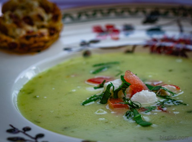 N° 30 – Bärlauchsuppe mit Blätterteig-Frischkäse-Schnecken