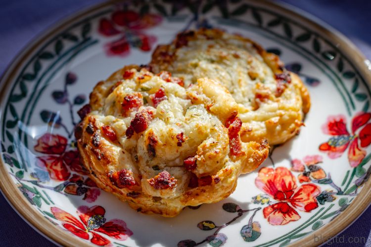 Mit nFrischkäse gefüllte Blätterteigschnecken