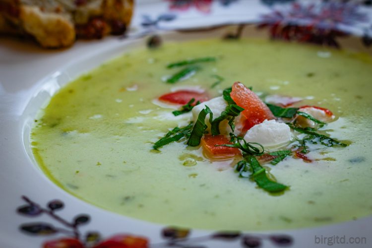 Bärlauchsuppe und mit Kräuterfrischkase gefüllte Blätterteigschnecken