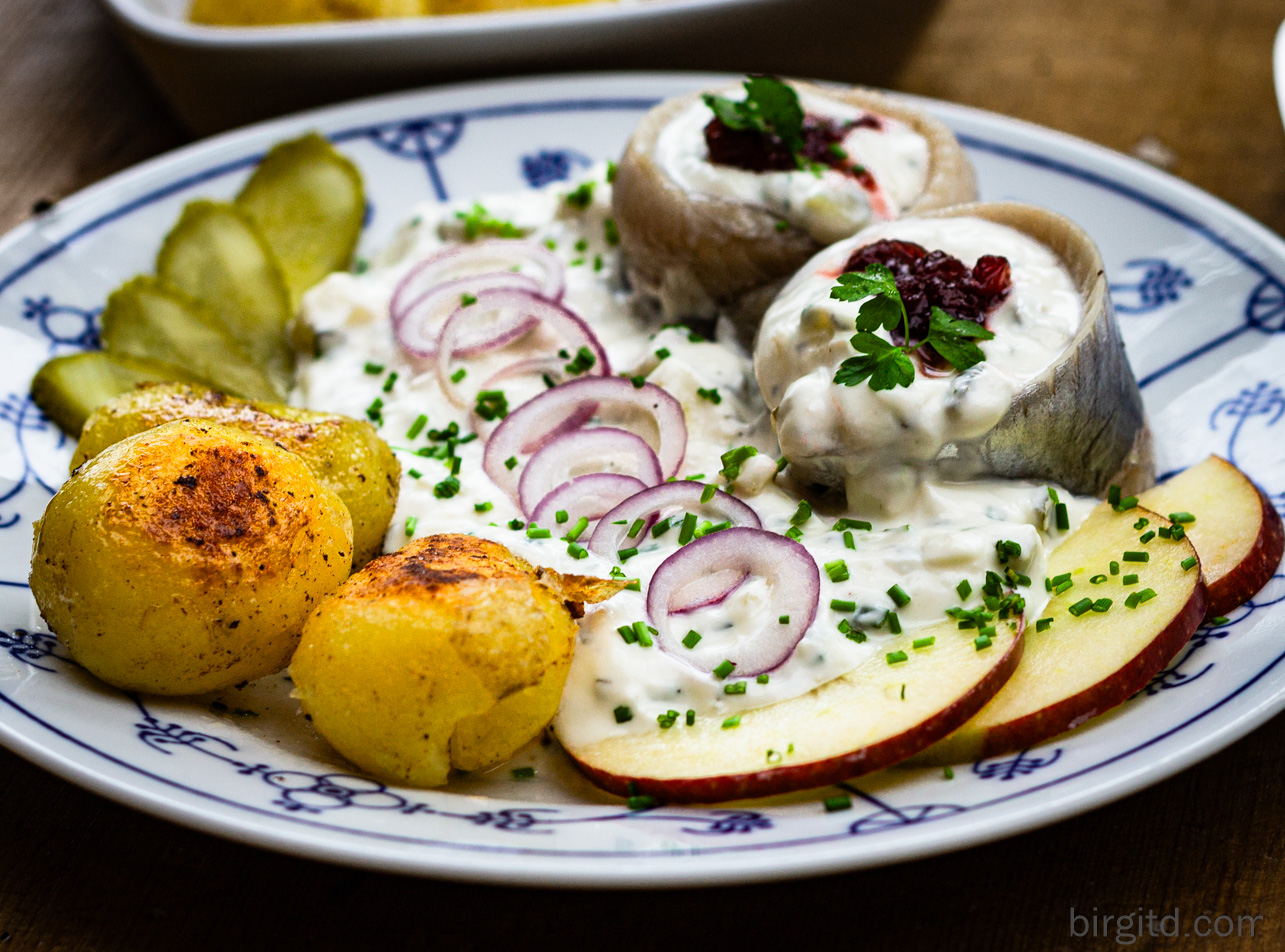 Matjes nach Hausfrauenart mit Pellkartoffeln, Gewürzgurken und Preiselbeer-Topping