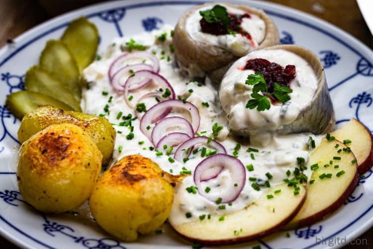 Matjes nach Hausfrauenart mit Pellkartoffeln