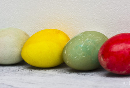 Oster-DIY – Eier natürlich färben und Tisch-Deko mit Kresse –