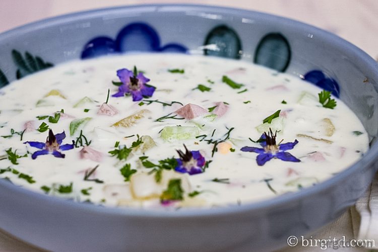 Ukrainische Okroschka, die erfrischende kalte Sommersuppe aus Kefir, Gurke, Kräutern und mehr