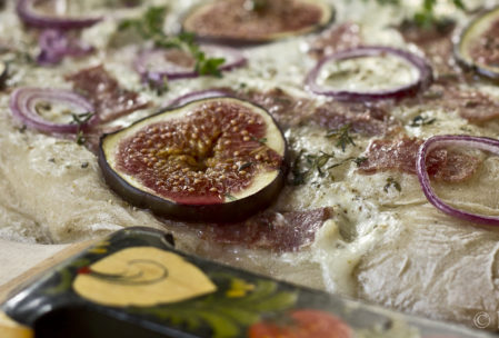 Flammkuchen mit Gorgonzola, Salami & frischen Feigen