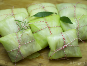 Kohlrouladen mit Küchengarn gesicheert