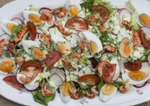 Bunter Salat mit Ei und Flusskrebsfleisch