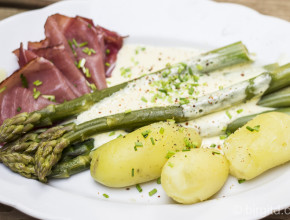 Grüner Spargel mit „Turbo“- Sauce Hollandaise, Drillinge & Schwarzwälder Schinken