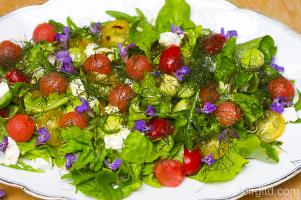 Sommersalat mit Schafskäse, Melone und vielen Kräutern – ideal als ...