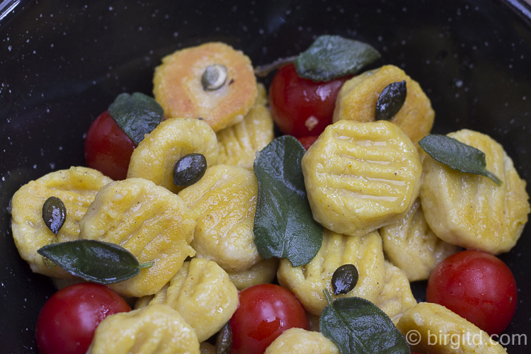 Kürbis-Gnocchi mit Salbeibutter, Kürbiskernen und gerösteten Tomaten ...