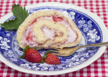 Biskuitrolle mit Erdbeeren und Sahne-Joghurtcreme