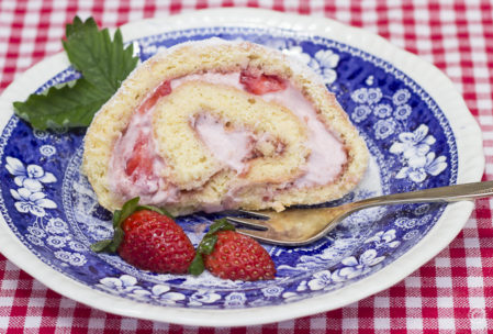 Biskuitrolle mit Erdbeeren in Joghurt-Sahnecreme – eine sommerliche Köstlichkeit