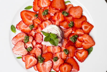 Süßes Minze-Pesto mit Erdbeeren