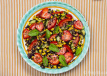 Salat mit schwarzem Reis, Mais, Erdbeeren, Kräutern und mehr