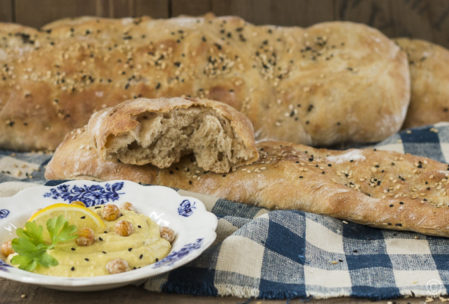 Fladenbrot mit Weizen-Ruchmehl & Kürbis-Hummus