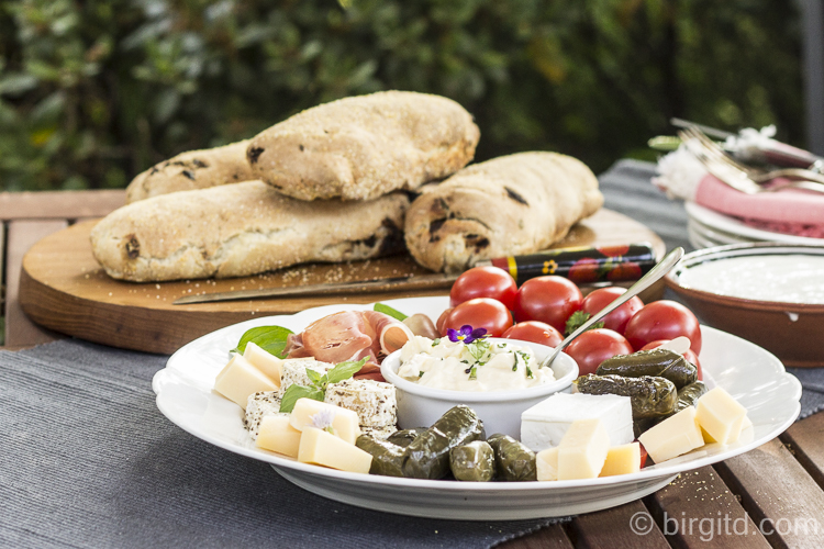 Mediterranes Brot mit Feta, getrockneten Tomaten und Kräutern