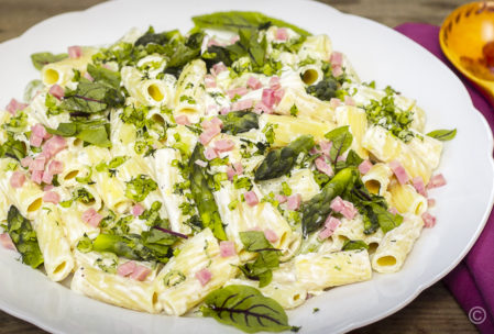 Pasta-Salat mit grünem Spargel, Schinken & frischen Kräutern