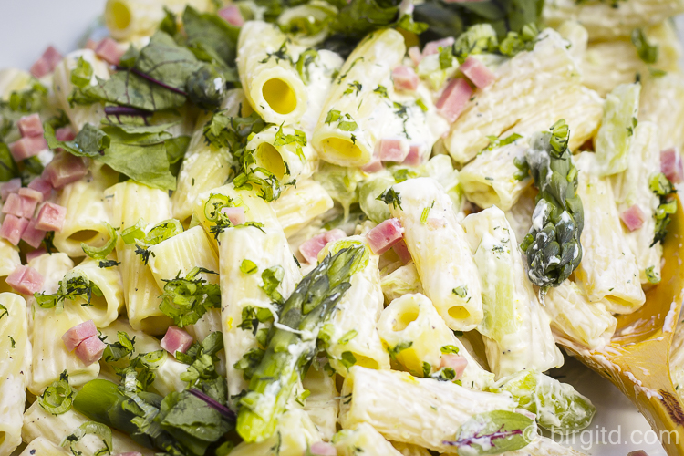 Pasta-Salat mit grünem Spargel