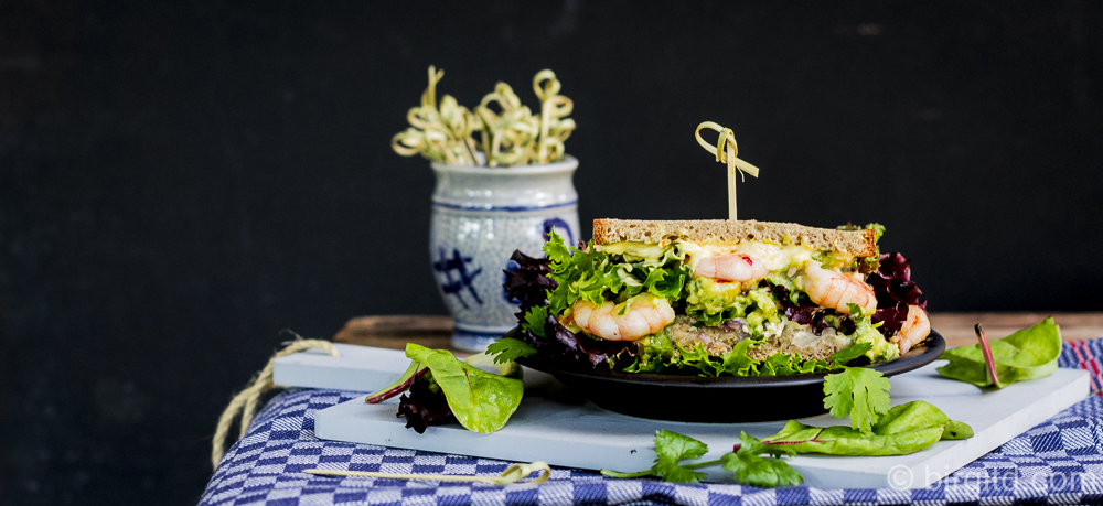 Bäckerkruste als Sandwich deluxe mit Shrimps und Guacamole