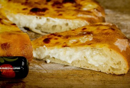 Chatschapuri, georgisches Käsefladenbrot – Brote aus aller Welt