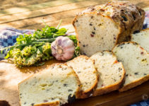 Mediterranes Brot mit Oliven, Schinken und Käse