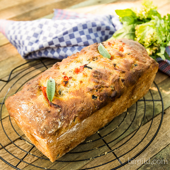 Mediterranes Brot mit Oliven, Schinken und Käse | Birgit D