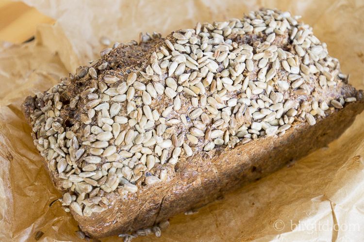 Low-Carb-Brot mit Nüssen & Samen