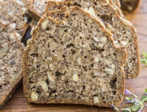 Low-Carb-Brot mit Nüssen & Samen