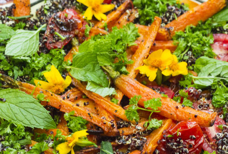 Quinoa mit gebackenen Möhren, Tomaten und würzigen Kräutern – vegan