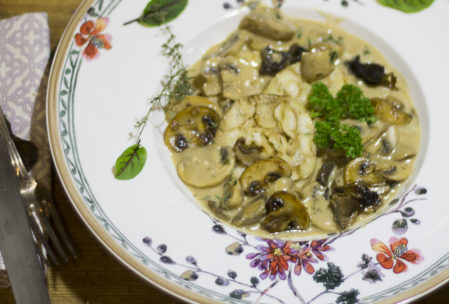 Brezelknödel mit frischen Champignons in Rahmsauce – ein vegetarisches Wohlfühlgericht