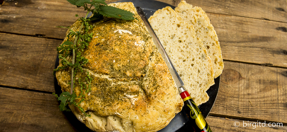 Dinkel-Kartoffelbrot mit Kräutern &amp; Brennnessel-Nüsschen on top – Birgit D