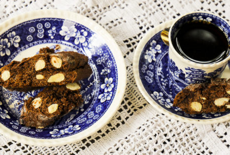 Cantuccini mit Amarenakirschen, Schokolade und Mandeln
