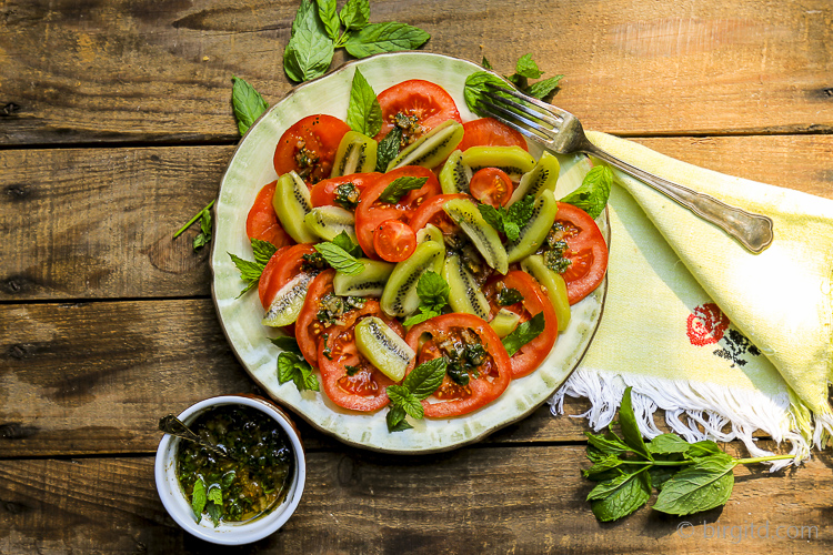 Tomaten-Kiwi-Salat mit Minze 