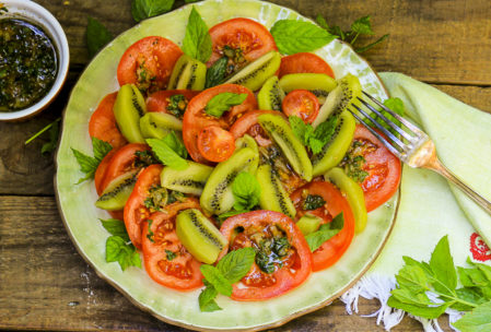 Tomaten-Kiwi-Salat mit frischer Minze