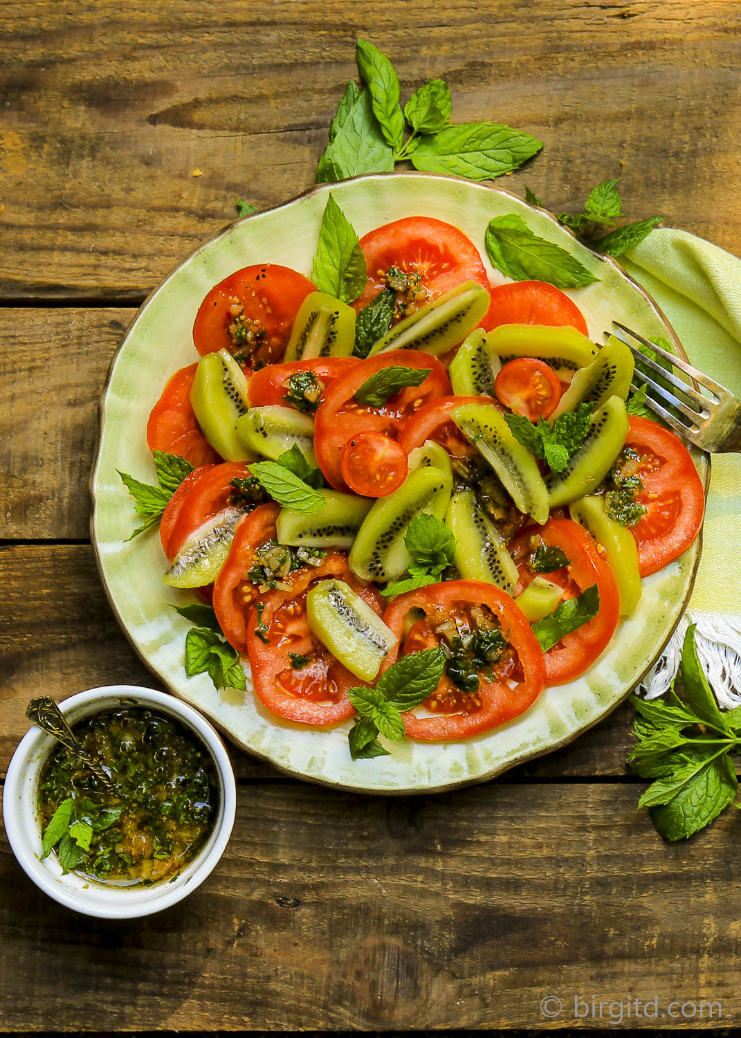 Tomaten-Kiwi-Salat mit Minze 