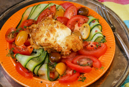 Tomaten-Gurken-Salat mit Mozzarella in Salzbrezel-Panade