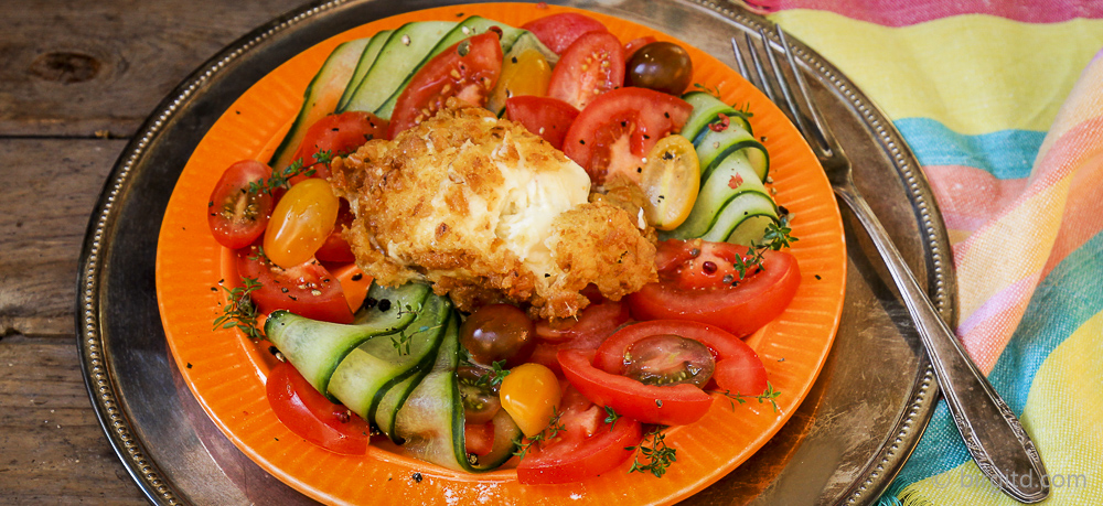 Tomaten-Gurken-Salat mit Büffelmozzarella in Salzbrezelpanade