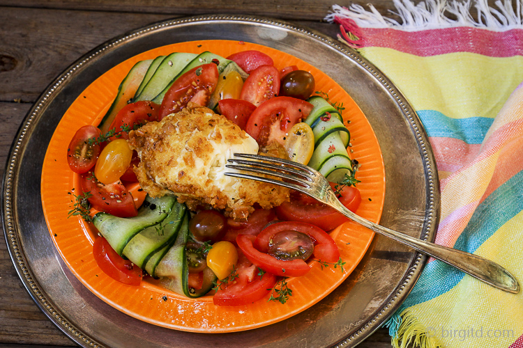 Tomaten-Gurken-Salat mit Büffelmozzarella in Salzbrezelpanade