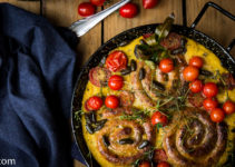 Bratwurstschnecken mit Pilzpolenta, Tomaten und Kräutern aus dem Ofen