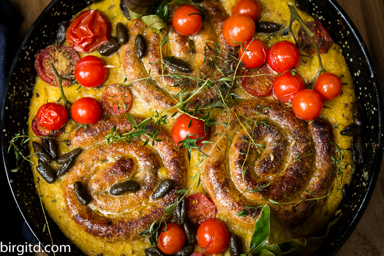 Ofengreicht - Bratwurstschnecke auf Steinpilzpolenta mit Tomaten und Kräutern