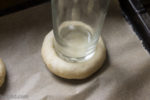 Watruschkie-Teiglinge Vertiefung mit Glas eindrücken