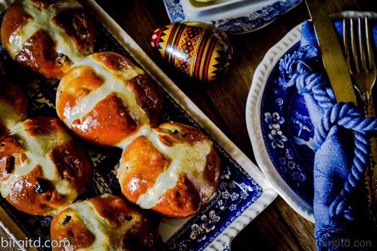 Hot Cross Buns - traditionelle englische Osterbrötchen