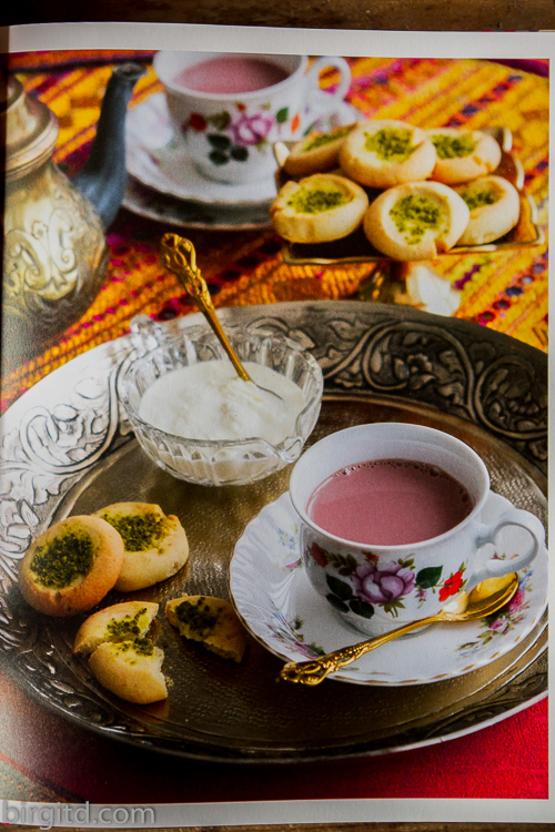 Tee mit Milch und Kardamom; Pistazienkekse