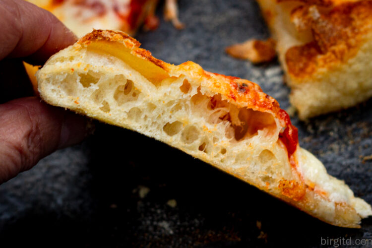 Angeschnittene Pizza Napoletana mit luftiger Krume im Anschnitt